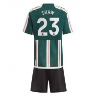 Dětský fotbalový dres Manchester United Luke Shaw #23 2023-24 Venkovní Krátký Rukáv (+ trenýrky)